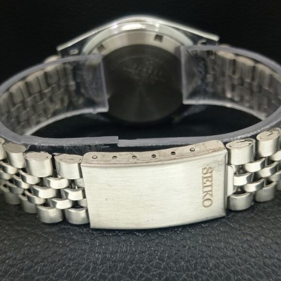 Vintage 1979 Seiko Automatic Mens Silver Watch W/daydate & Black accents - Picture 2 of 9